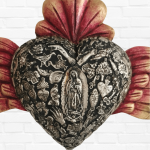 corazon de madera con milagros mexicanos