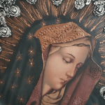 corazon de madera con milagros mexicanos