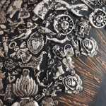 corazon de madera con milagros mexicanos