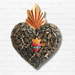 corazon de madera con milagros mexicanos